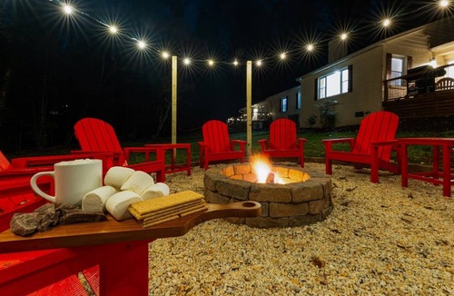 Knoxville House | KnoxHaven | 5 Min UT Hot Tub Firepit Theater Games