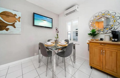 Hollywood Lakes Apartment | Komffy Intercoastal retreat King Bed, Free Parking