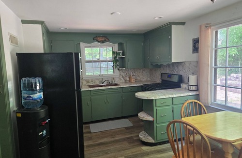Ann Arbor Cabin | Kozy Kabin Retreat in Ann Arbor with Huge Yard to Unwind!