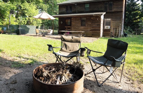 Ann Arbor Cabin | Kozy Kabin Retreat in Ann Arbor with Huge Yard to Unwind!