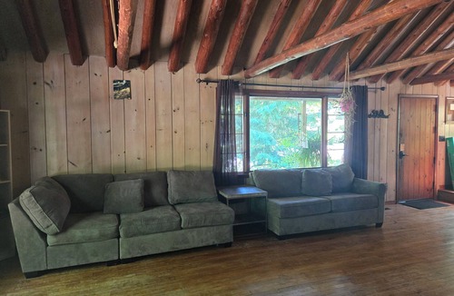 Ann Arbor Cabin | Kozy Kabin Retreat in Ann Arbor with Huge Yard to Unwind!