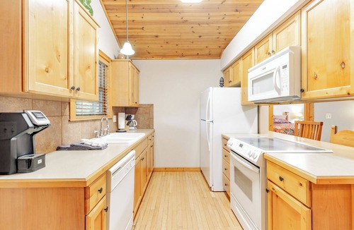 Reeds Spring Cabin | L072, 2Br, 2Ba, Sleep 8+, 2King,1 Bunk,1Qn Slpr,1 Crib