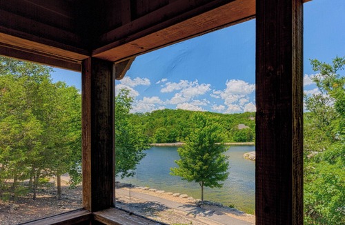 Reeds Spring Cabin | L072, 2Br, 2Ba, Sleep 8+, 2King,1 Bunk,1Qn Slpr,1 Crib