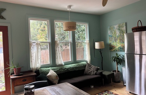 Athens Apartment | La Casita! Cozy studio HOUSE w/hot tub & private back yard in good ole Athens!