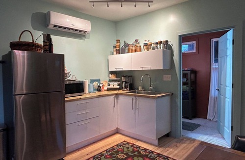 Athens Apartment | La Casita! Cozy studio HOUSE w/hot tub & private back yard in good ole Athens!