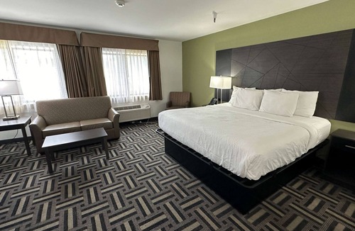 Springdale Hotel | La Quinta Inn and Suites by Wyndham Cincinnati North