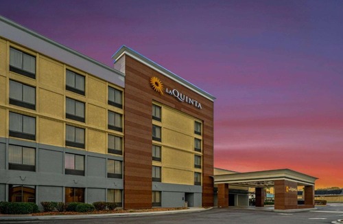 Columbia Hotel | La Quinta Inn by Wyndham Columbia SE Fort Jackson