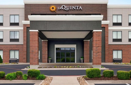 Springfield Hotel | La Quinta Inn & Suites by Wyndham Springfield Airport Rte 66