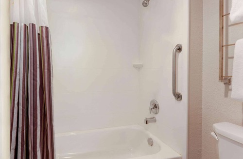 Utica Hotel | La Quinta Inn & Suites by Wyndham Detroit Utica