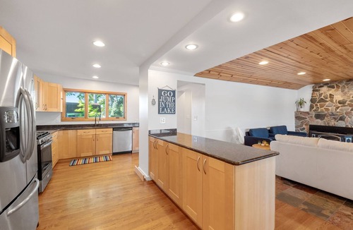 White Lake Cottage | Lake Front little paradise on Oxbow Lake with hot tub!