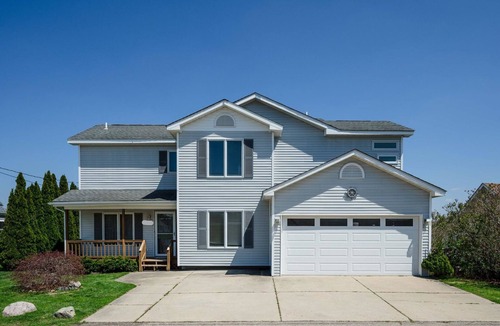 White Lake House | Lakefront home w/walkout basement arcade/bar area! Free Kayaks! Sandbar!