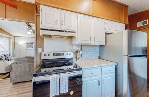 Lost Bridge Village Cabin | Lake Access Mountain view 3BHK Getaway w Patio