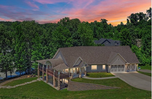 Eddyville House | Lake Barkley LUXURY - 6 Bedroom -Waterfront Retreat with Dock and Fire Pit