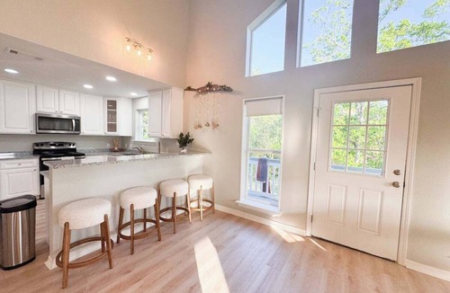 D'Iberville House | Lake & Beach Getaway Stylish 3BR in D'Iberville