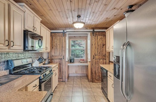 Hiawassee House | Lake Chatuge Lodge,9 bds, Boat, Pickleball court.