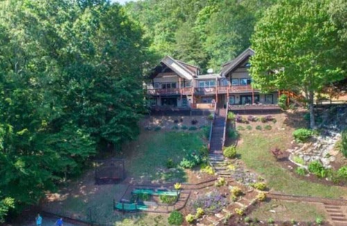 Hiawassee House | Lake Chatuge Lodge,9 bds, Boat, Pickleball court.
