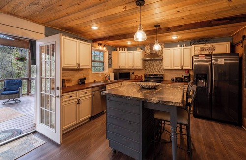Higden Cottage | Lake Escape w/Hot Tub + Guesthouse