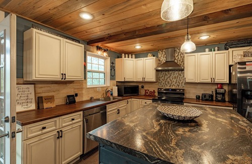 Higden Cottage | Lake Escape w/Hot Tub + Guesthouse