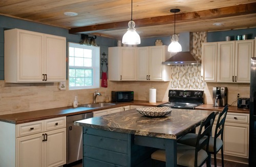 Higden Cottage | Lake Escape w/Hot Tub + Guesthouse