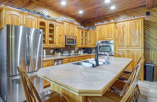 Hoyt Cabin | Lake Eufaula Cabin w/Hot Tub & Large Deck