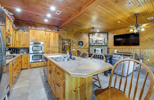 Hoyt Cabin | Lake Eufaula Cabin w/Hot Tub & Large Deck