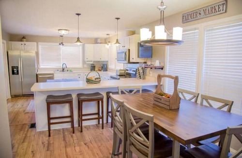 Louisville House | Lake Front Farm House, Close to UT