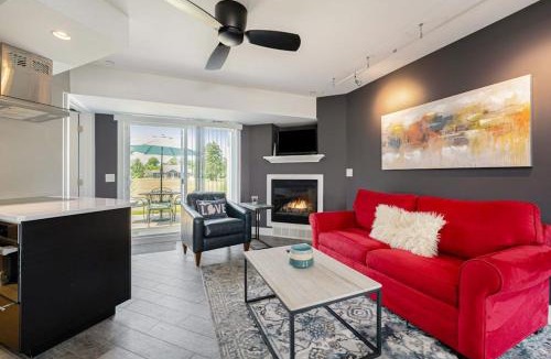 Douglas House | Lake Living at Northern Lights Condo 10