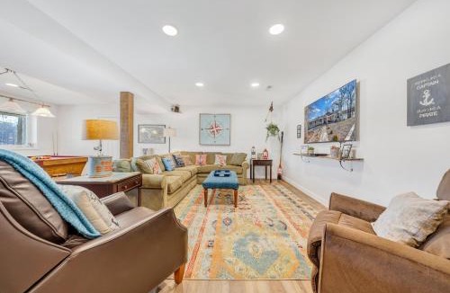 Huddleston House | Lake Point Retreat - Lakefront Home with Hot Tub, Fire pit & Game room