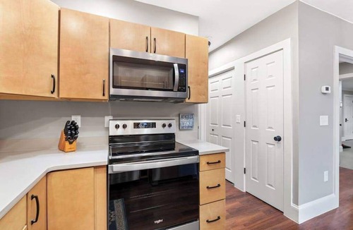 Lake Junaluska Condo | Lake-view apartment with a full kitchen, patio, pool, tennis & basketball access