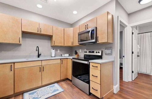 Lake Junaluska Condo | Lake-view apartment with a full kitchen, patio, pool, tennis & basketball access