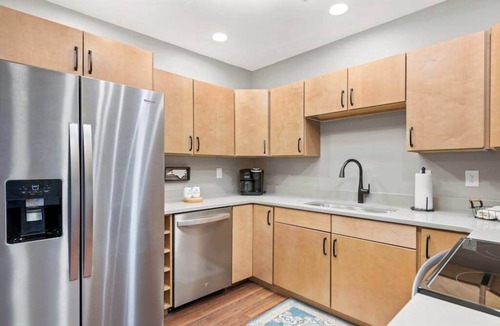 Lake Junaluska Condo | Lake-view apartment with a full kitchen, patio, pool, tennis & basketball access