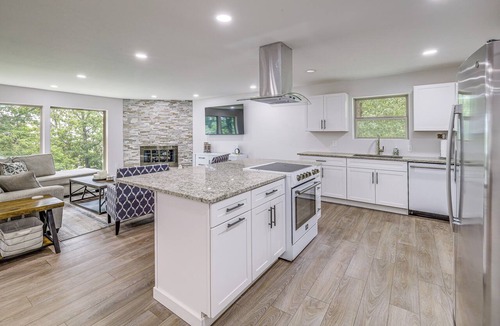 Higden House | Lake-View Deck! Modern Greers Ferry Lake Retreat
