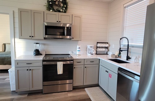 Sevierville Cabin | Lake-view dog-friendly cabin with Ping-Pong table & free attraction tickets