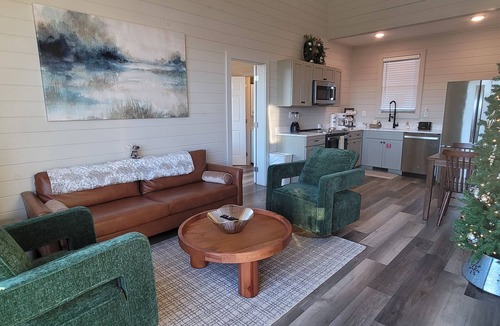 Sevierville Cabin | Lake-view dog-friendly cabin with Ping-Pong table & free attraction tickets
