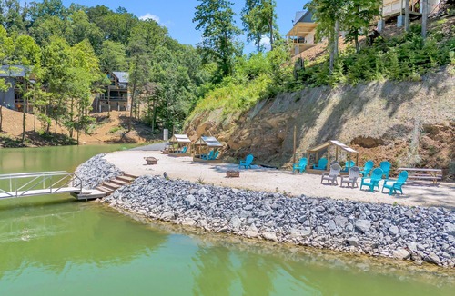 Sevierville Cabin | Lake-view dog-friendly cabin with Ping-Pong table & free attraction tickets