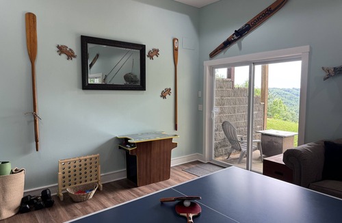 Smithville House | Lake views | Hot tub | Near Pates Ford | Wakefest