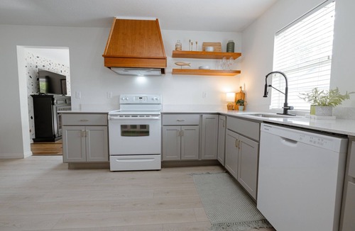 Syracuse House | Lake Wawasee, Outdoor TV, Surround Sound & Bikes