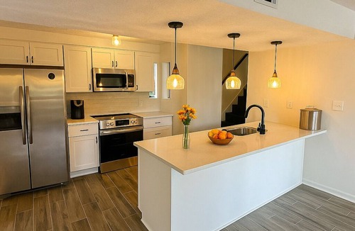 Griffin House | Lakefront 2BR for Nurses & Pros | Agam’s Oasis