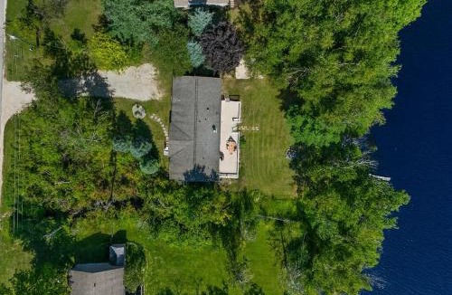 Charlevoix House | Lakefront 3 Bedroom Retreat on Susan Lake-5 minutes from Charlevoix