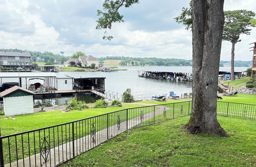 Lakeland House | Lakefront 3Bd/2Ba Home on beautiful Lake Hamilton with Boat Dock tie up