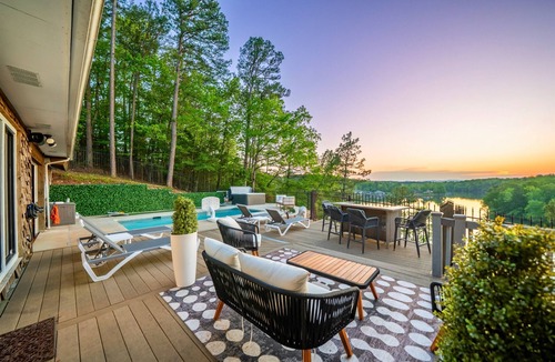 Mid America House | Lakefront 6BR w/Heated Pool & Hot Tub + Kayaks