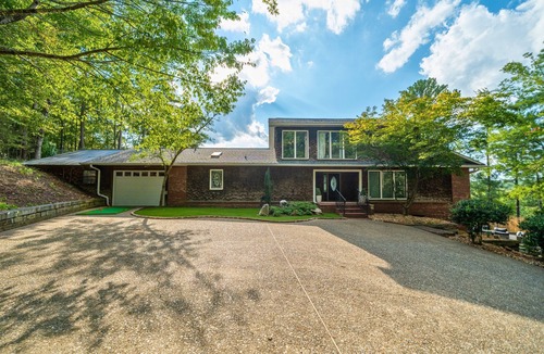 Mid America House | Lakefront 6BR w/Heated Pool & Hot Tub + Kayaks