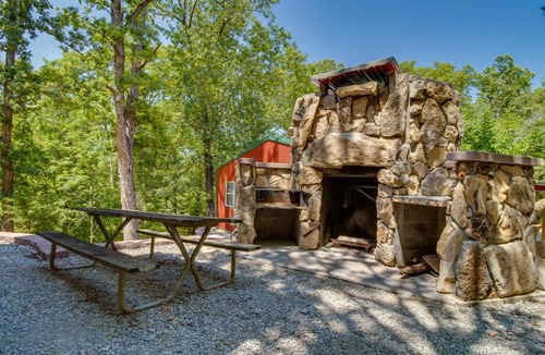 Oakland House | Lakefront Bull Shoals Cabin Rental: Pets Welcome!