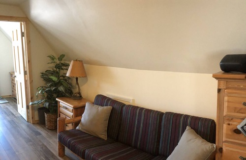 Atlanta House | Lakefront cabin getaway near Lewiston