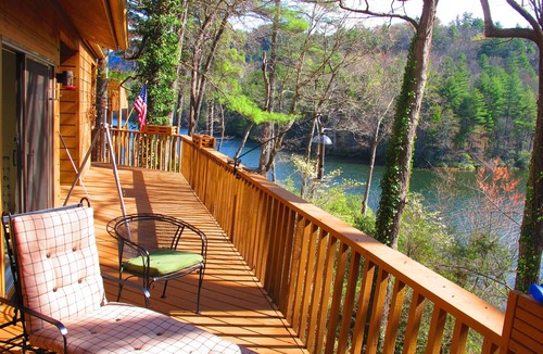 Sapphire House | Lakefront cabin in mountains, 1 mi away from skiing/tubing!