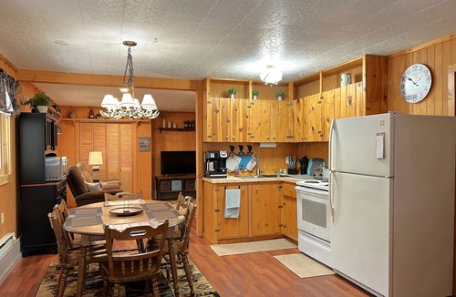 St Ignace House | Lakefront Cabin on the trails in St.Ignace (Chain Lake Hideaway)