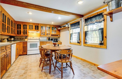 Krakow Cottage | Lakefront Cabin w/Shared Beach in Cecil!