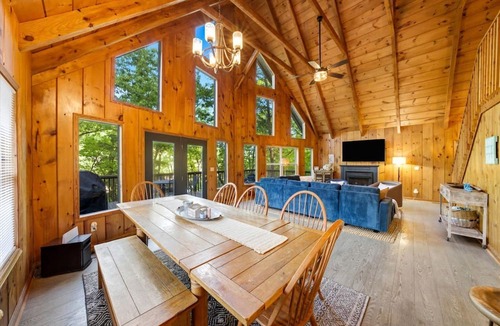 Flat Hollow Marina Cabin | Lakefront Cabin with Hot-tub and Dock in Tennessee