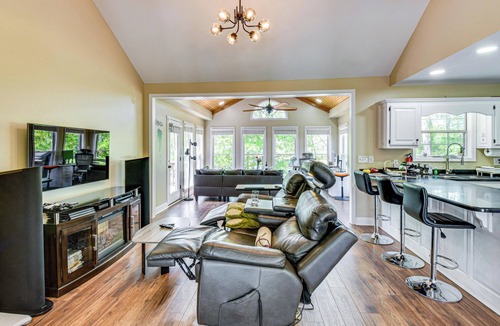 Murrayville House | Lakefront Escape-Private Dock-Fire Pit-Sleeps 12