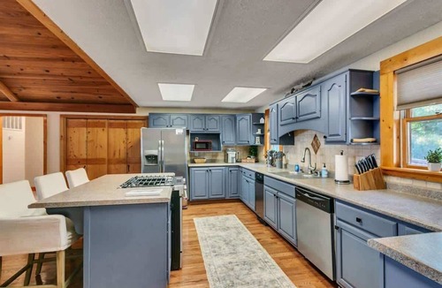 Cadiz Cabin | Lakefront Family Retreat Dock Hot Tub & Games